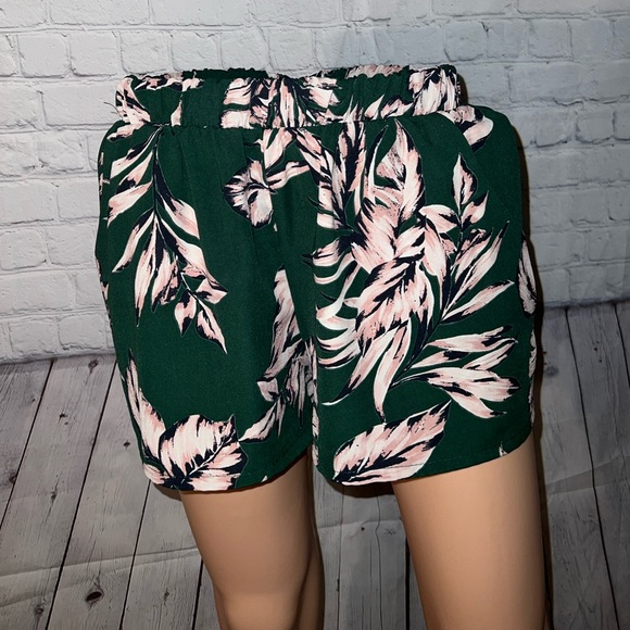 Tyche Pants - Tyche Green & pink floral shorts size M